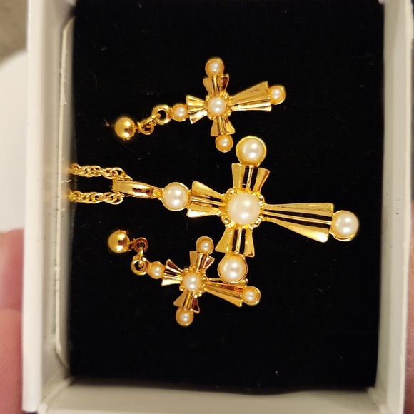 Vintage AVON Ornate Cross Necklace and Earring Set With Original Box - Picture 2 of 9